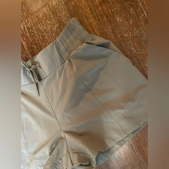 All in Motion Flex Woven Mid-Rise Shorts - 4” Inseam - Taupe - Large - Picture 6 of 8